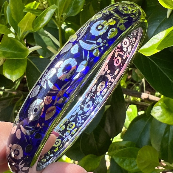 VINTAGE ROYAL BLUE LUCITE ORNATE SILVER FLORAL DESIGN BANGLE BRACELET UNIQUE